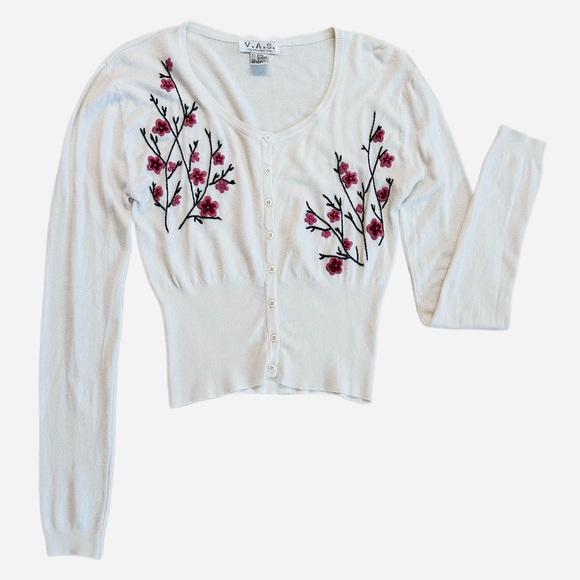 V.A.S. ~ Floral Embroidered White Sweater featuring a wide ribbed bottom - Picture 4 of 10